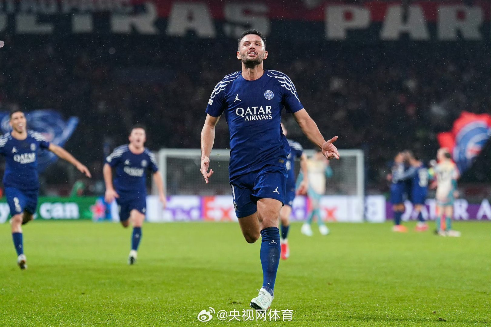 开云体育下载-巴黎圣日耳曼客场遭遇惨败，主帅遭批评