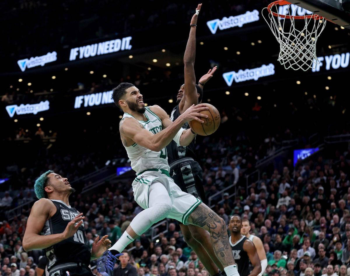 包含猛龙首发表现抢眼轻松击败对手的词条