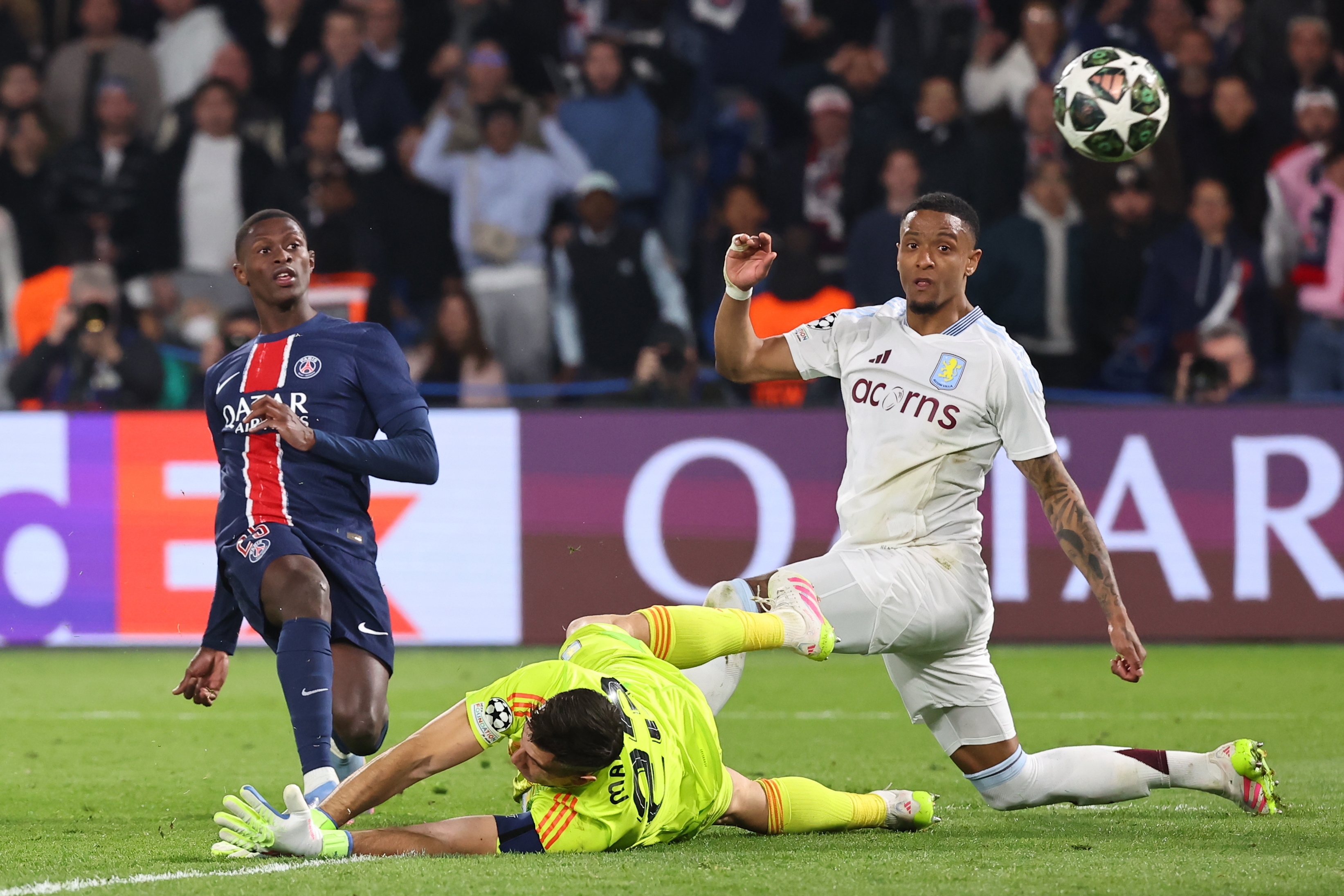 欧洲联赛引发球迷热情，球员争夺胜利