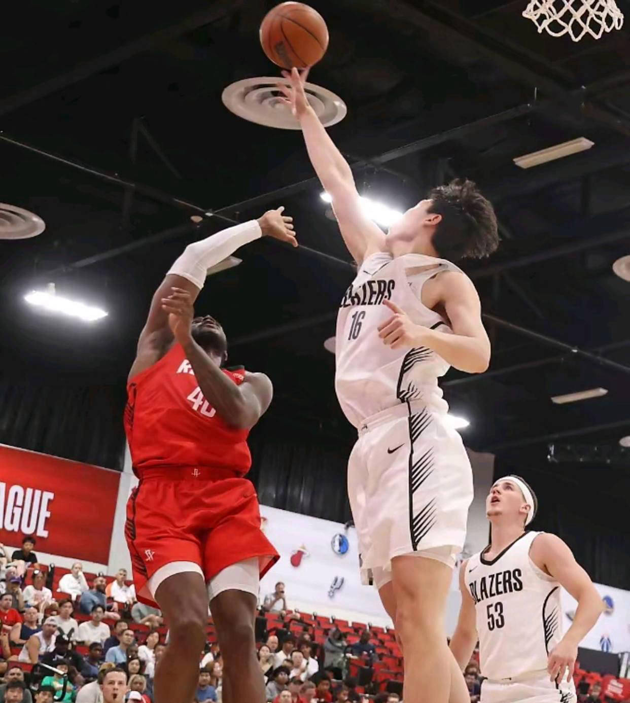 球员表现抢眼，助球队取得胜利