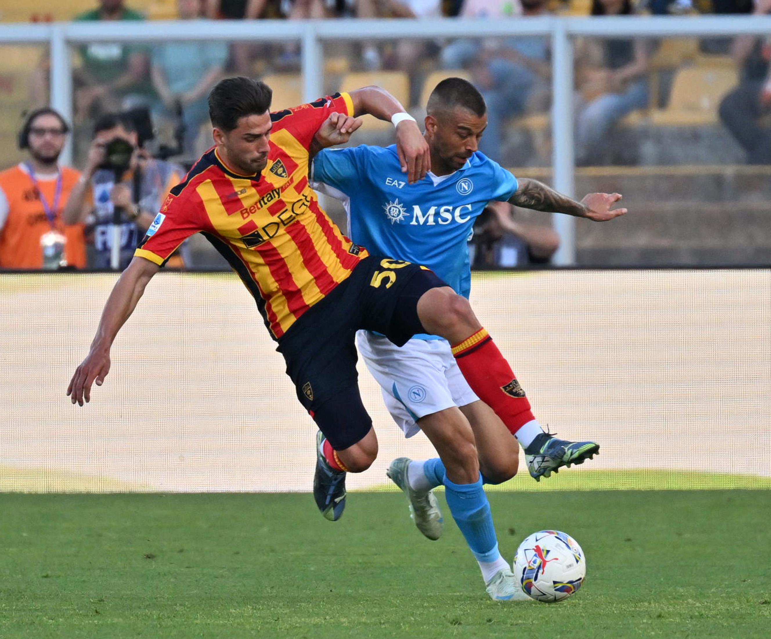 开云体育网站-关于意甲比赛罕见一幕，球员不堪吹罚冲裁判的信息