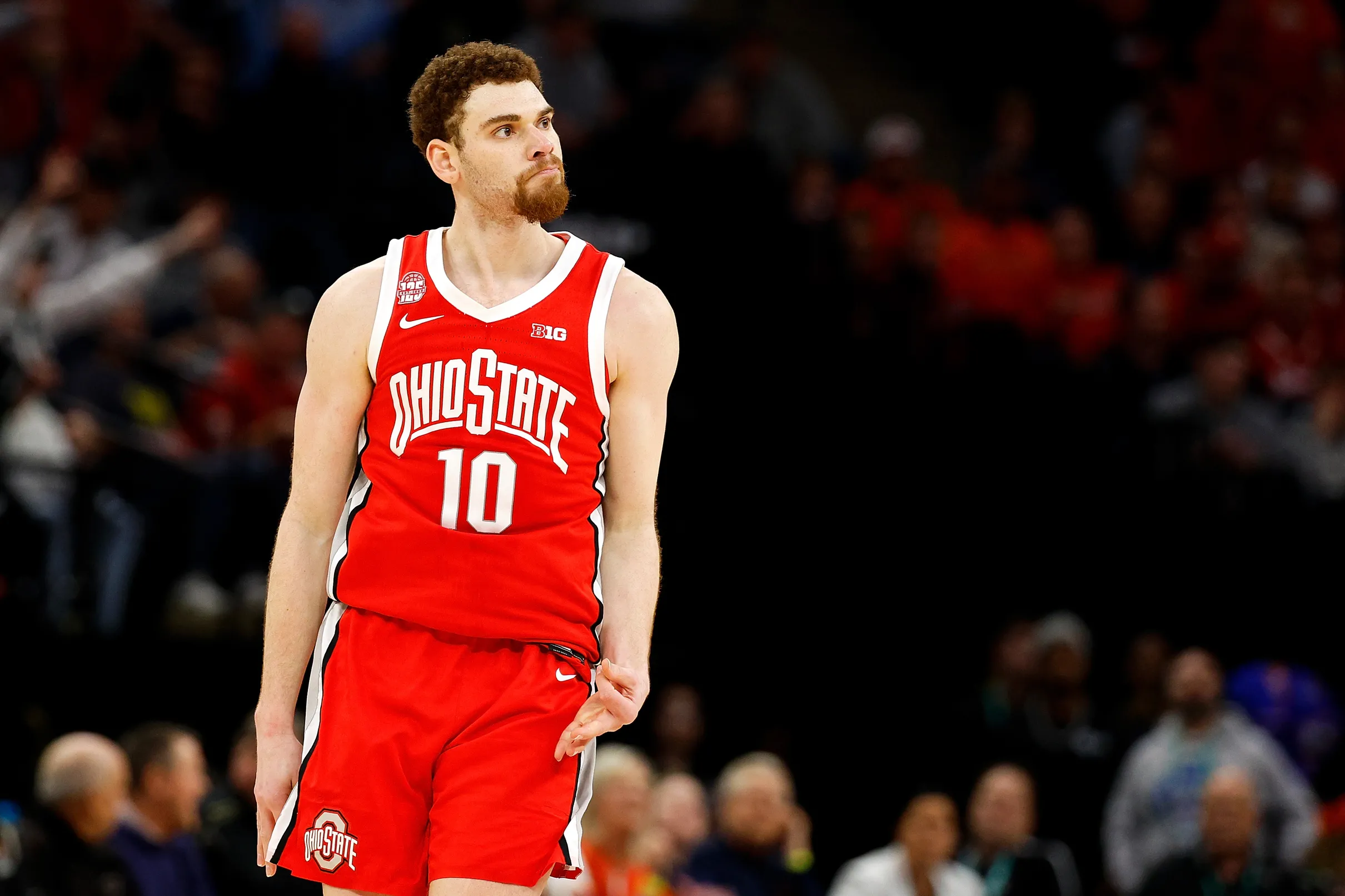 荷兰中锋连续进球，帮助球队跻身前茅