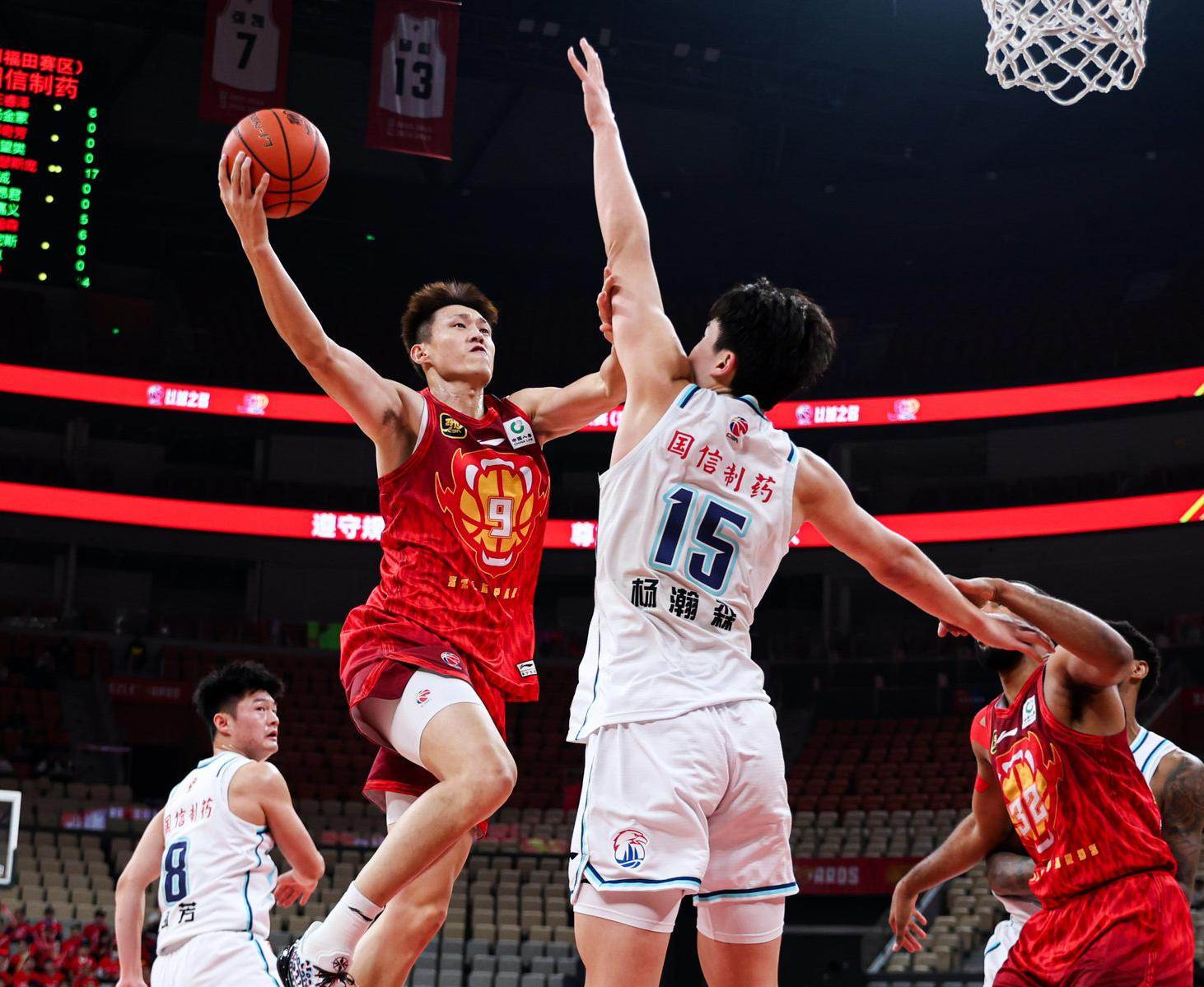 比赛焦灼激烈，球队顽强奋战取胜