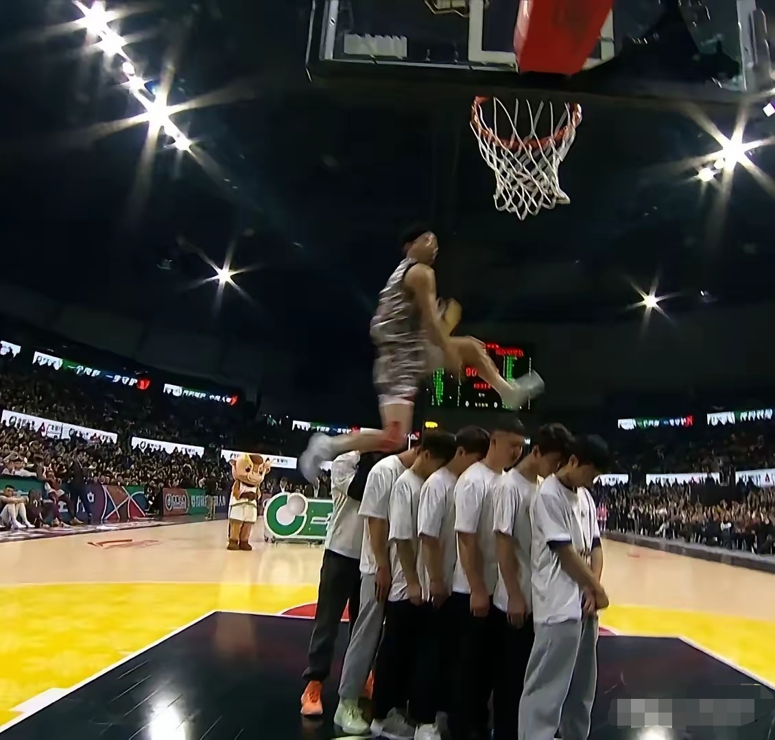 美洲篮球明星联赛选手抵达全明星赛现场，备战激烈的简单介绍