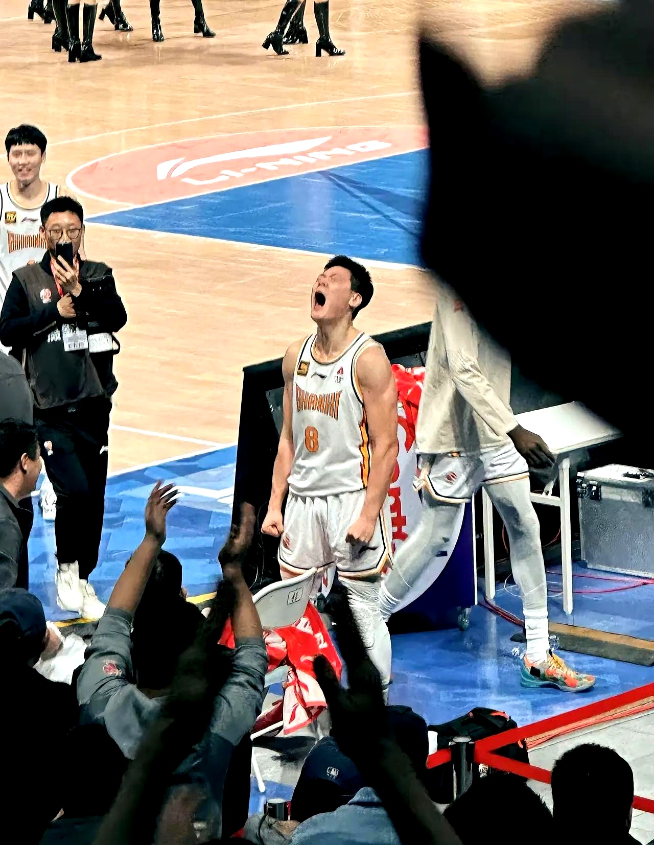 山西灵犀对抗广东闪电队，球场上风云激荡