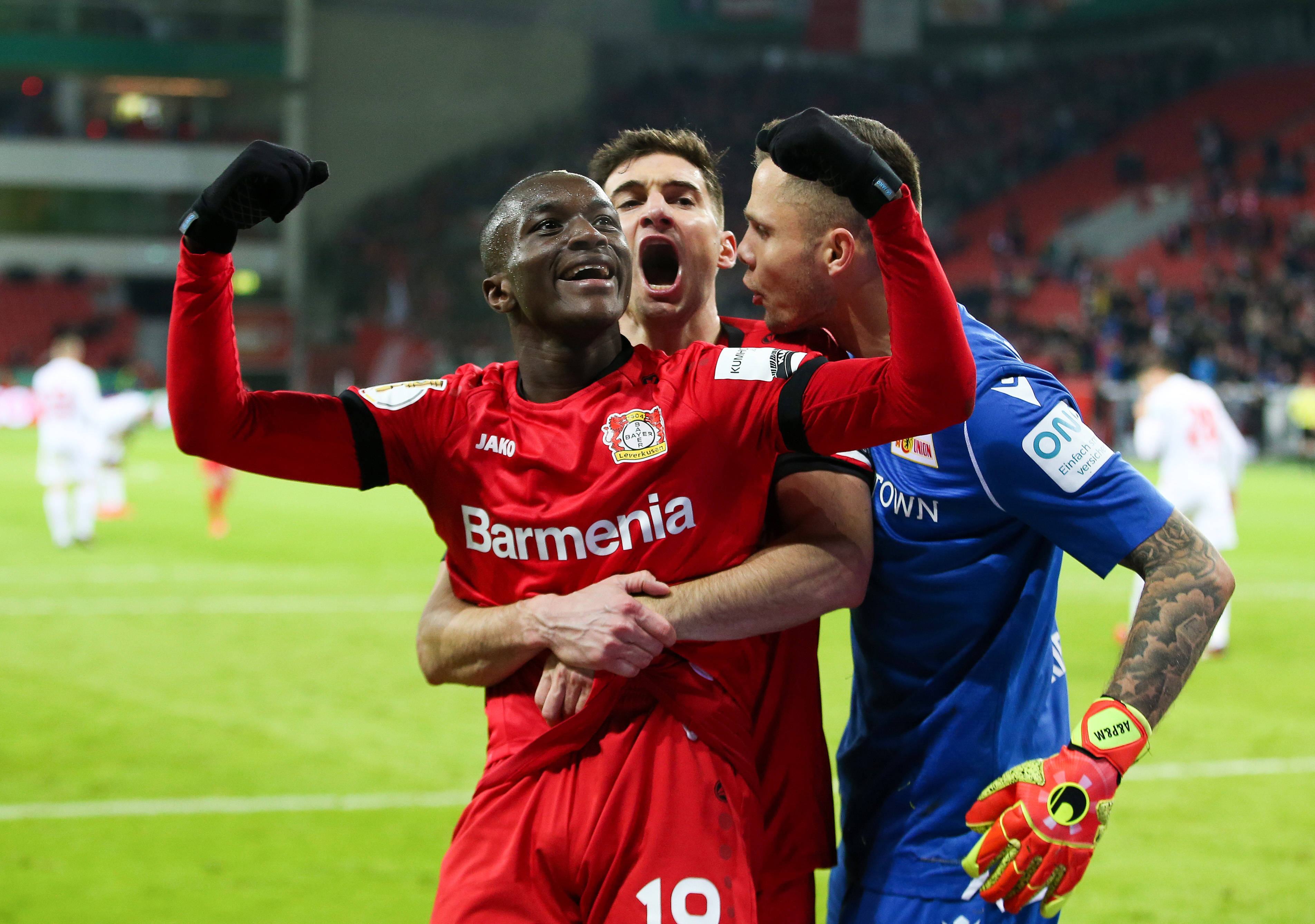 关于沃尔夫斯堡球队在德国足球联赛中大获胜利的信息