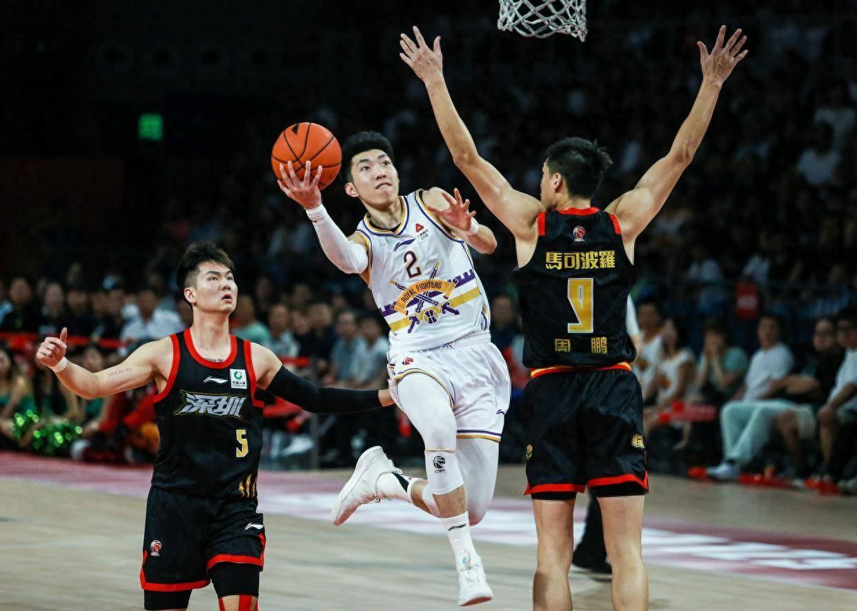 西藏男篮在比赛中奋力拼搏，终获胜利