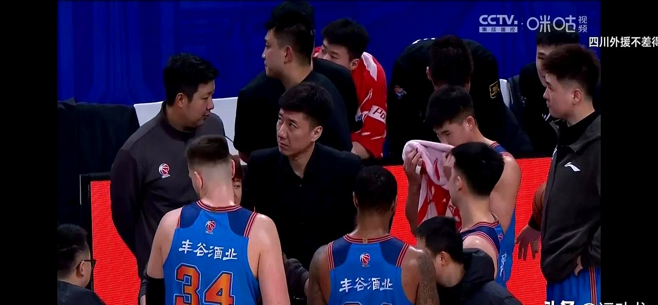 四川队在主场击败深圳队，稳居第三