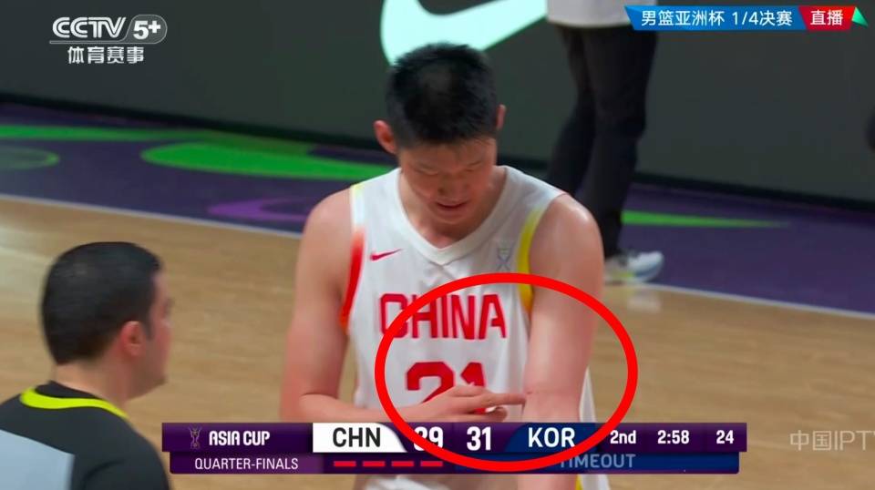 开云体育地址-篮球比赛中出现激烈对抗，引发热议