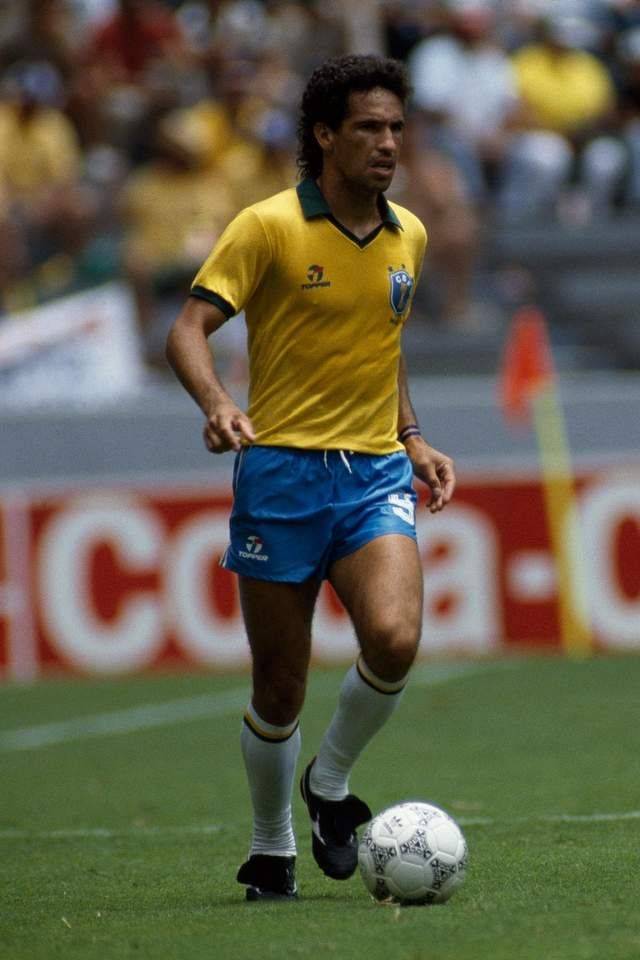 巴西足球明星在国际比赛中发威