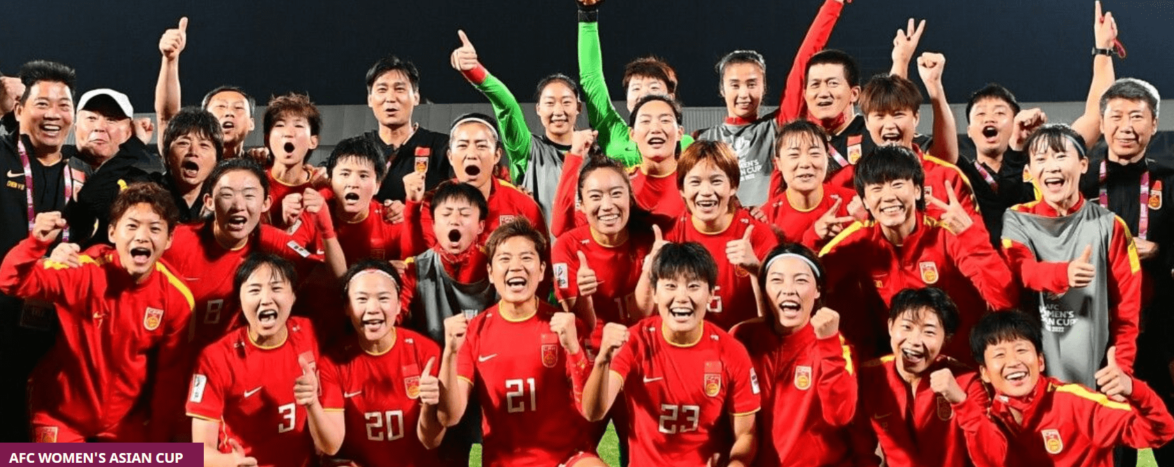 运动场上：中国女足队再夺胜利