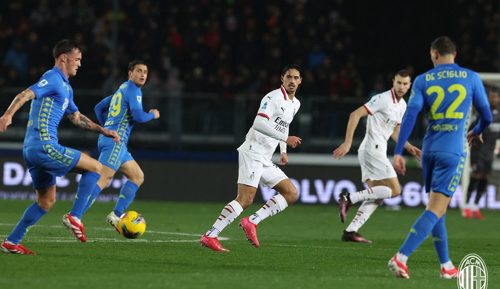 拜仁慕尼黑在意甲巨人AC米兰抢分成功的简单介绍